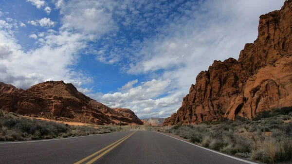 Viaje por carretera en Snow Canyon en Utah — Foto de Stock