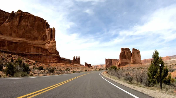 Conduzca a través del Parque Nacional Arches en Utah — Foto de Stock