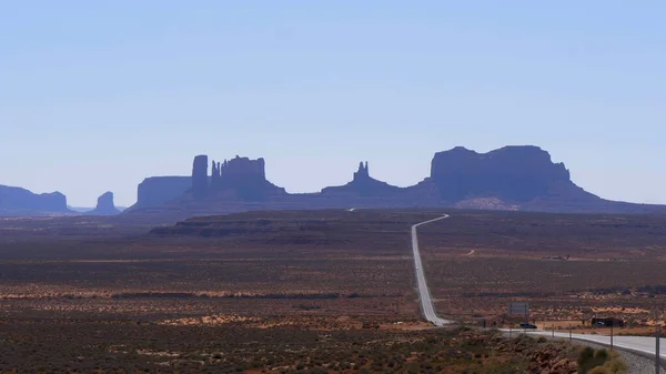 Endlose Straße ins Monument Valley in Utah — Stockfoto