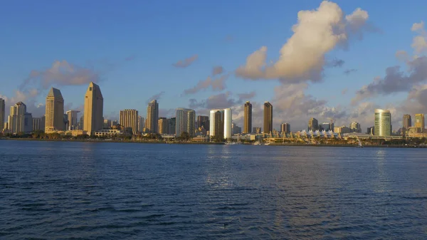 Skyline of San Diego vid solnedgången — Stockfoto