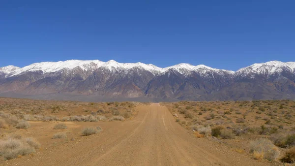 Estrada não pavimentada pela Sierra Nevada — Fotografia de Stock