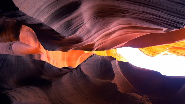 Antelope Canyon - colori incredibili delle rocce arenarie — Foto Stock