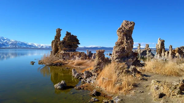 캘리포니아의 몬 호 (湖) 와 투 파 기둥들 - 여행 사진 — 스톡 사진