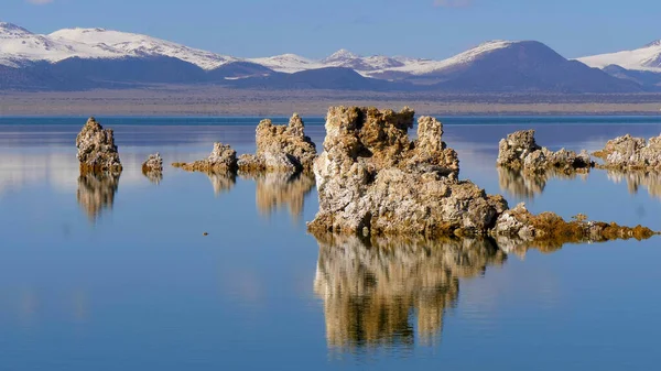 Torri di tufo colonne di calcare al Lago Mono — Foto Stock