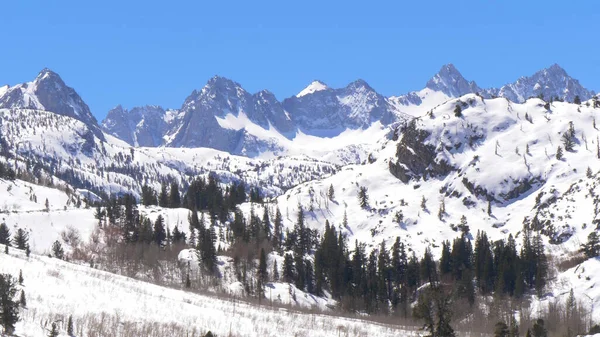 Les montagnes enneigées de la forêt nationale d'Inyo — Photo