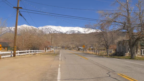 Vista de la calle en Benton - un pequeño pueblo histórico en la Sierra Oriental — Foto de Stock