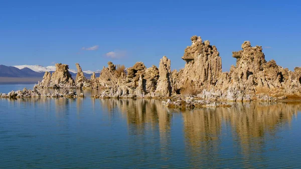 Στήλες πύργων Tufa από ασβεστόλιθο στη λίμνη Mono — Φωτογραφία Αρχείου