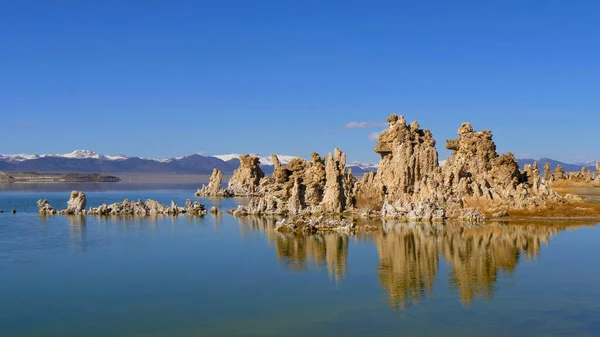 Lago Mono con le sue incredibili torri di tufo — Foto Stock