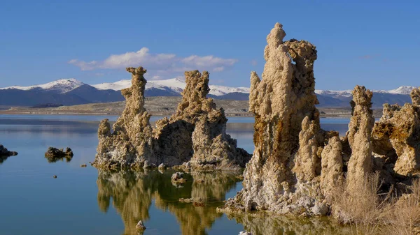 Colonnes étonnantes de calcaire au lac Mono dans le comté de Mono — Photo