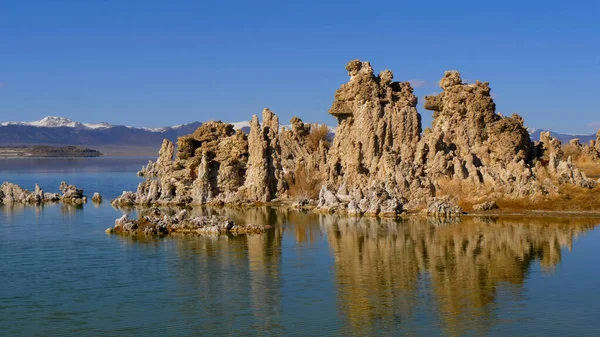 Lago Mono con le sue incredibili torri di tufo — Foto Stock