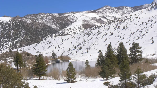 Sierra Nevada 'da karla kaplı dağlarda güzel bir gölet. — Stok fotoğraf