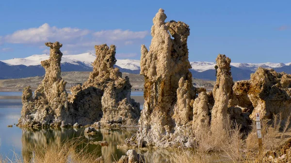 Torres de toba columnas de piedra caliza en el lago Mono — Foto de Stock