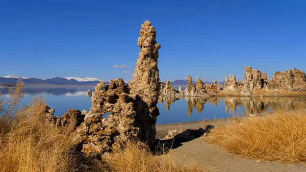 Στήλες πύργων Tufa από ασβεστόλιθο στη λίμνη Mono — Φωτογραφία Αρχείου