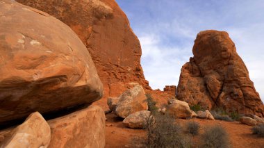 Utah Arches Ulusal Parkı 'ndaki harika kırmızı kaya heykelleri.