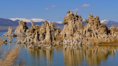 Mono County 'deki Mono Gölü' nde inanılmaz kireç taşı sütunları.