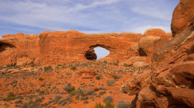 Utah Arches Ulusal Parkı 'ndaki harika kırmızı kaya heykelleri.