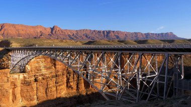 Colorado Nehri üzerindeki Navajo Köprüsü