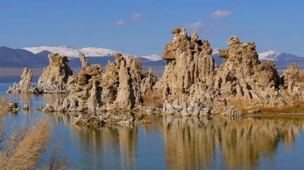 Incredibili colonne di calcare al lago Mono nella contea di Mono — Foto Stock