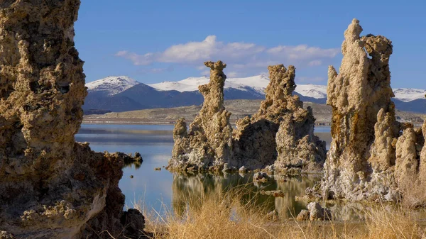 Tufa tornyok oszlopok mészkő Mono Lake — Stock Fotó