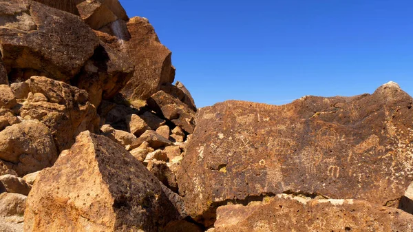 Starověké Petroglyfy v Chalfant Valley ve východní Sierře — Stock fotografie