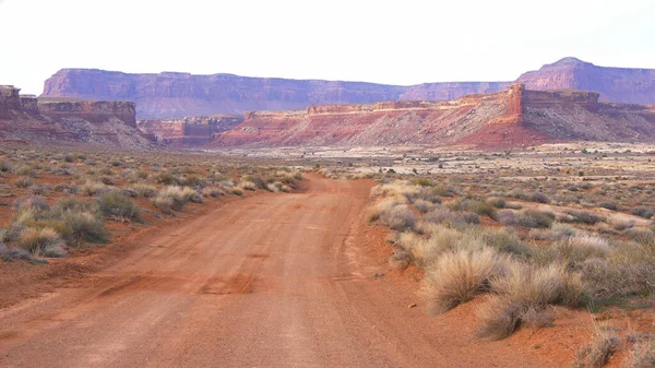 Estrada não pavimentada através do Parque Nacional de Canyonlands — Fotografia de Stock