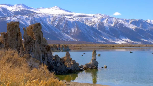 Tufa torres colunas de calcário em Mono Lake — Fotografia de Stock