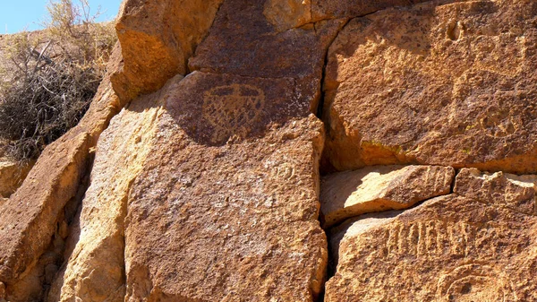 Anciennes pétroglyphes à Chalfant Valley dans l'est de la Sierra — Photo