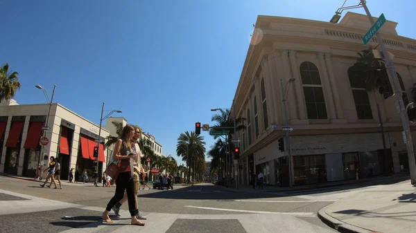 Beverly Hills 'te Rodeo Drive' da araba kullanmak... LOS ANGELES. ABD - 18 Mart 2019 — Stok fotoğraf