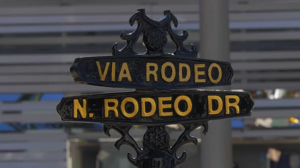 Via Rodeo Straßenschild am Rodeo Drive in Beverly Hills - CALIFORNIA, USA - 18. MÄRZ 2019 — Stockfoto