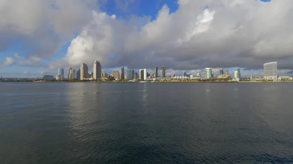 Широкий кут огляду через Skyline of San Diego - CALIFORNIA, USA - MARCH 18, 2019 — стокове фото