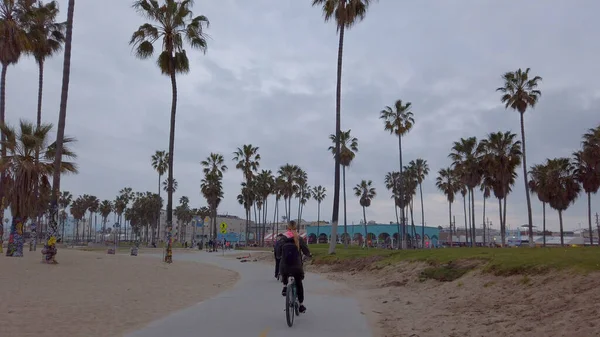 Ocean Front Walk along Venice Beach - LOS ANGELES, USA - April 1, 2019 — стоковое фото