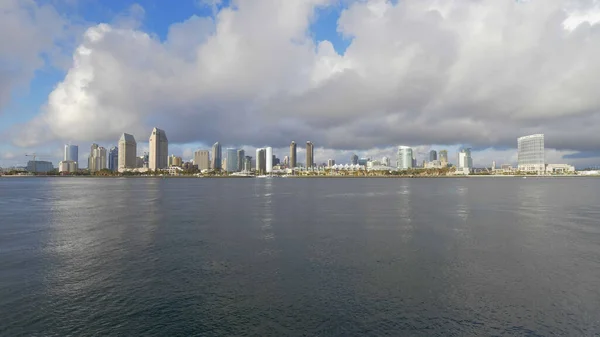 Широкий кут огляду через Skyline of San Diego - CALIFORNIA, USA - MARCH 18, 2019 — стокове фото