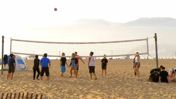 2018 년 3 월 29 일에 확인 함 . Beach Volleyball at Santa 모니카 Beach - LOS ANGELES, USA - MARCH 29, 2019 — 스톡 사진