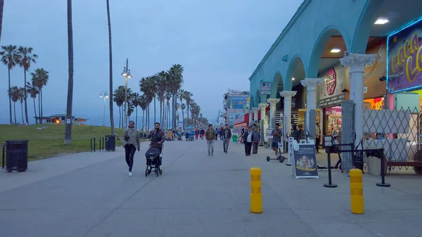 Ocean Walk at Venice Beach - LOS ÁNGELES, Estados Unidos - 1 DE ABRIL DE 2019 — Foto de Stock