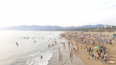 Santa Monica Plajı sıcak bir yaz günü - LOS ANGELES, ABD - 29 Mart 2019