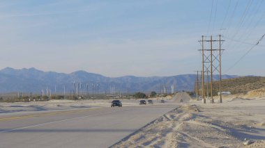 Nevada Çölü 'ndeki Windmill Parkı - CALIFORNIA, ABD - 18 Mart 2019