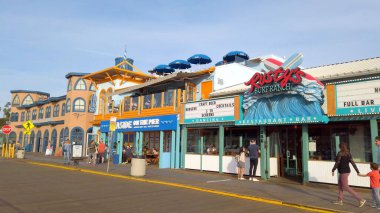 Los Angeles 'taki popüler Santa Monica İskelesi - LOS ANGELES, ABD - 1 Nisan 2019