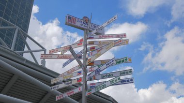 Los Angeles 'ın kardeş şehirlerinin yön işaretleri - CALIFORNIA, ABD - 18 Mart 2019