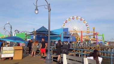 Los Angeles 'taki popüler Santa Monica İskelesi - LOS ANGELES, ABD - 1 Nisan 2019