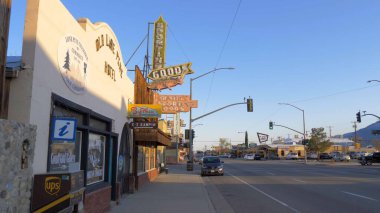 Tarihsel Lone Pine köyünün tipik sokak manzarası - Lone PINE CA, ABD - 29 Mart 2019