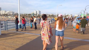 Santa Monica İskelesi üzerinde yürü - LOS ANGELES, ABD - 1 Nisan 2019