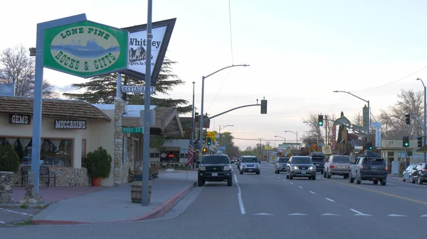 Vista típica de la calle en el pueblo histórico de Lone Pine - LONE PINE CA, Estados Unidos - 29 de MARZO de 2019 — Foto de Stock