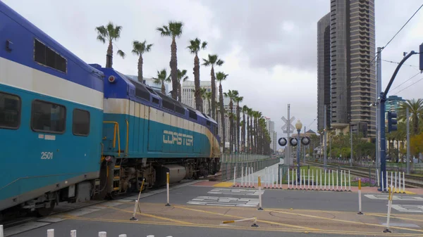 圣地亚哥市-美国加州- 2019年3月18日的大型货运列车 — 图库照片