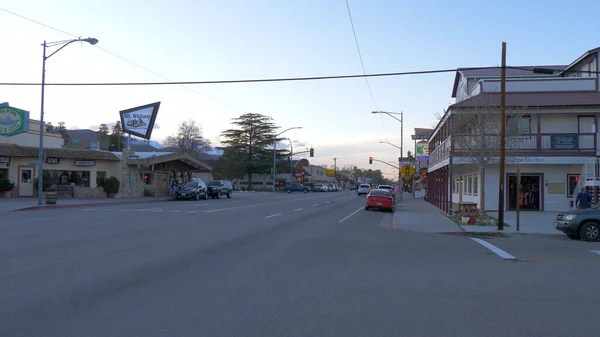 Vista típica de rua na vila histórica de Lone Pine - LONE PINE CA, USA - MARÇO 29, 2019 — Fotografia de Stock