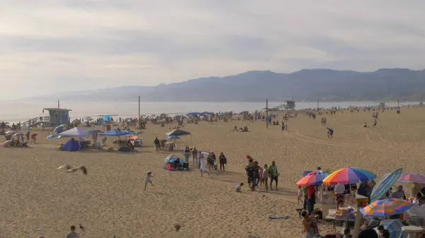 Santa Monica Beach on a hot summer day - LOS ANGELES, USA - MARCH 29, 2019 — Stock Photo, Image