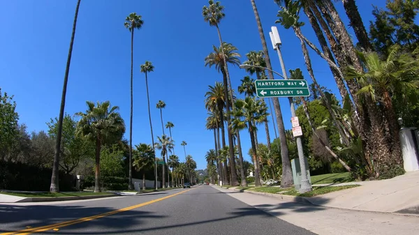 Conduire à travers Beverly Hills - LOS ANGELES. ÉTATS-UNIS - 18 MARS 2019 — Photo