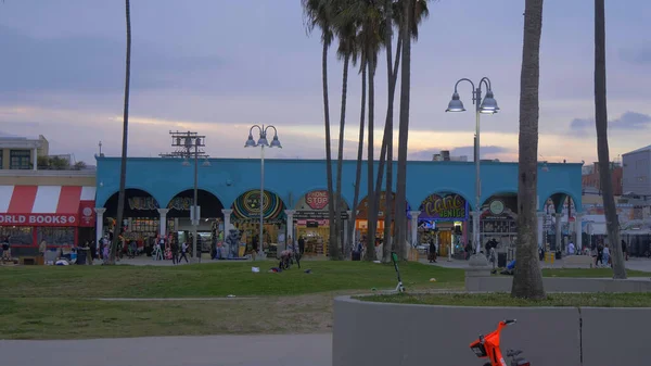 Venice Beach South Ocean Walk in the evening - CALIFORNIA, Amerikai Egyesült Államok - MÁRCIUS 18, 2019 — Stock Fotó