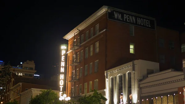 Penn Hotel a Gaslamp Quarter San Diego éjjel - CALIFORNIA, USA - MÁRCIUS 18, 2019 — Stock Fotó