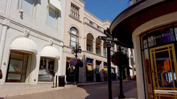 Walking on Rodeo Drive in Beverly Hills - LOS ANGELES, Amerikai Egyesült Államok - Április 1, 2019 — Stock Fotó