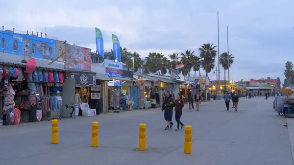 Venice Beach South Ocean Walk in the evening - CALIFORNIA, USA - 18 MARZO 2019 — Foto Stock